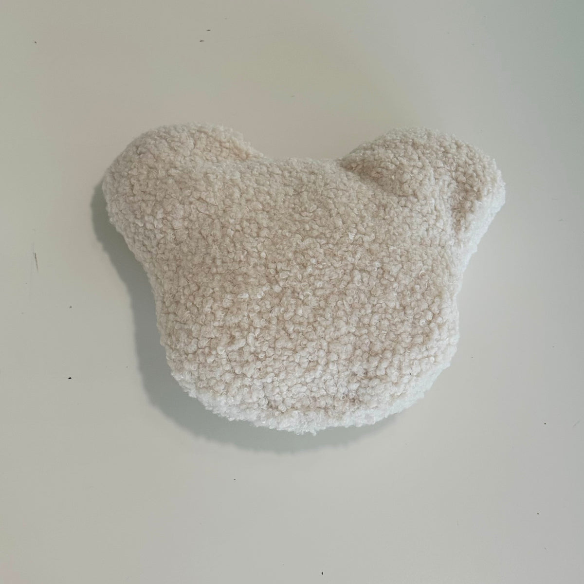Rückansicht des POUFET Knister-Teddys aus Bouclé in Creme/Off-White – weiche, lockig gekräuselte Stoffstruktur