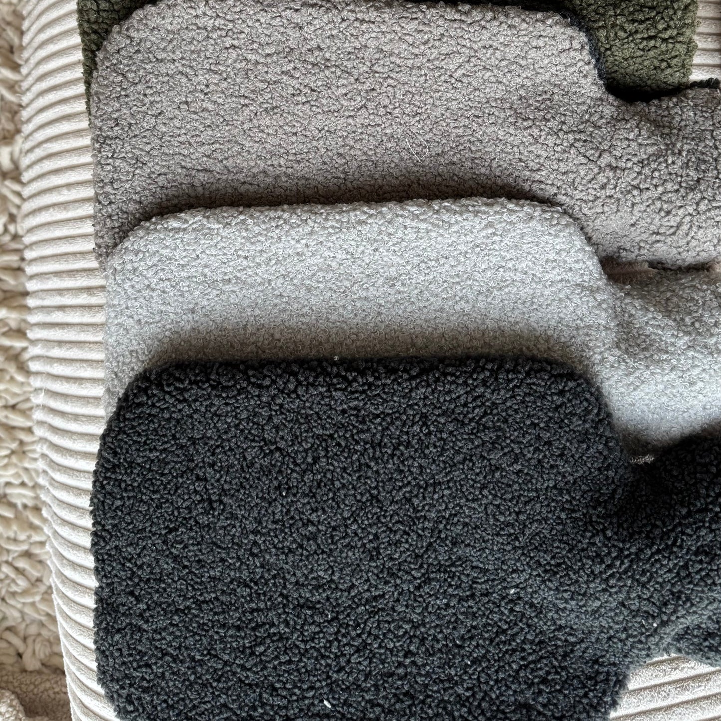 Poufet Wärmflaschen in verschiedenen Farben – handgemachte Bezüge aus Bouclé und Breitcord
