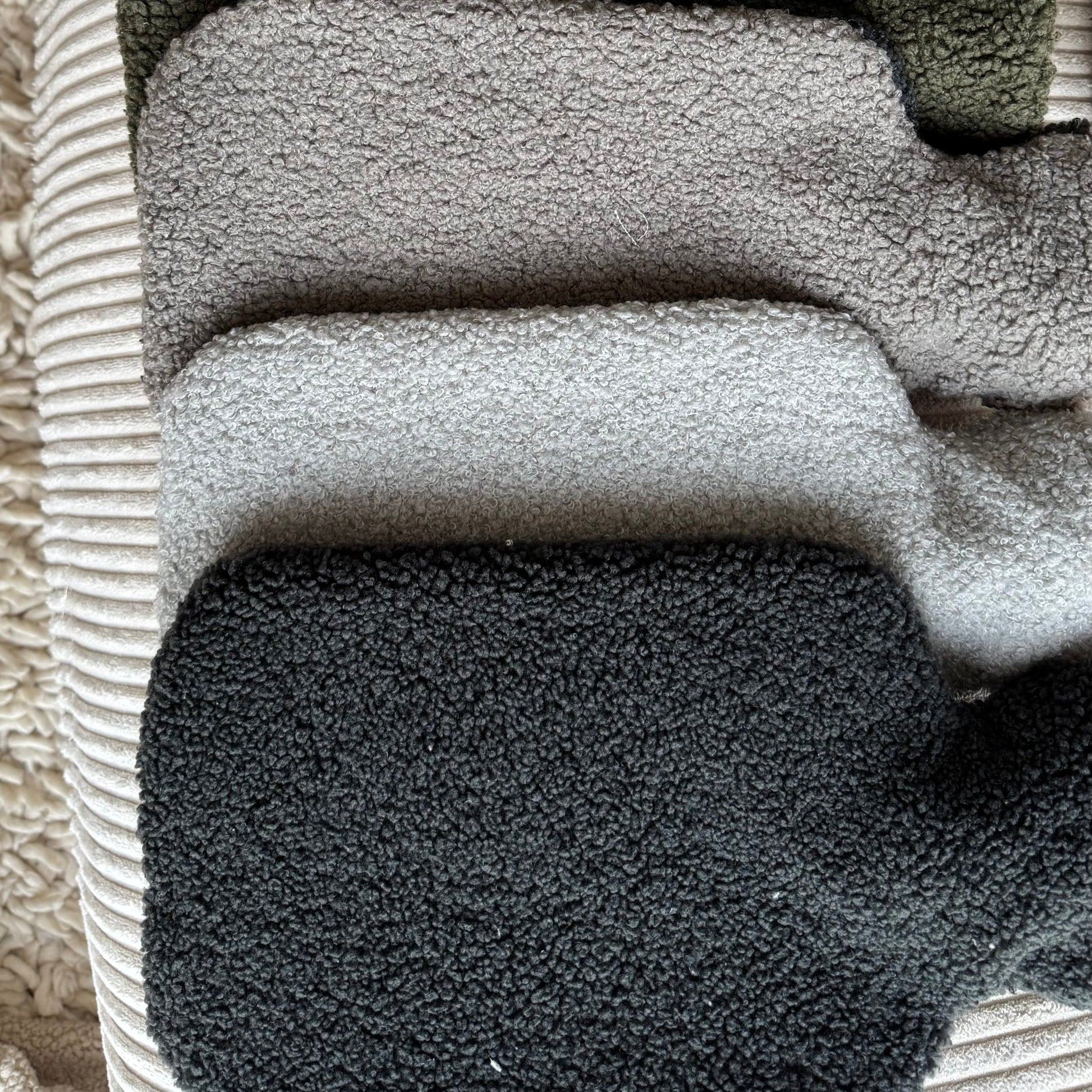 Poufet Wärmflaschen in verschiedenen Farben – handgemachte Bezüge aus Bouclé und Breitcord
