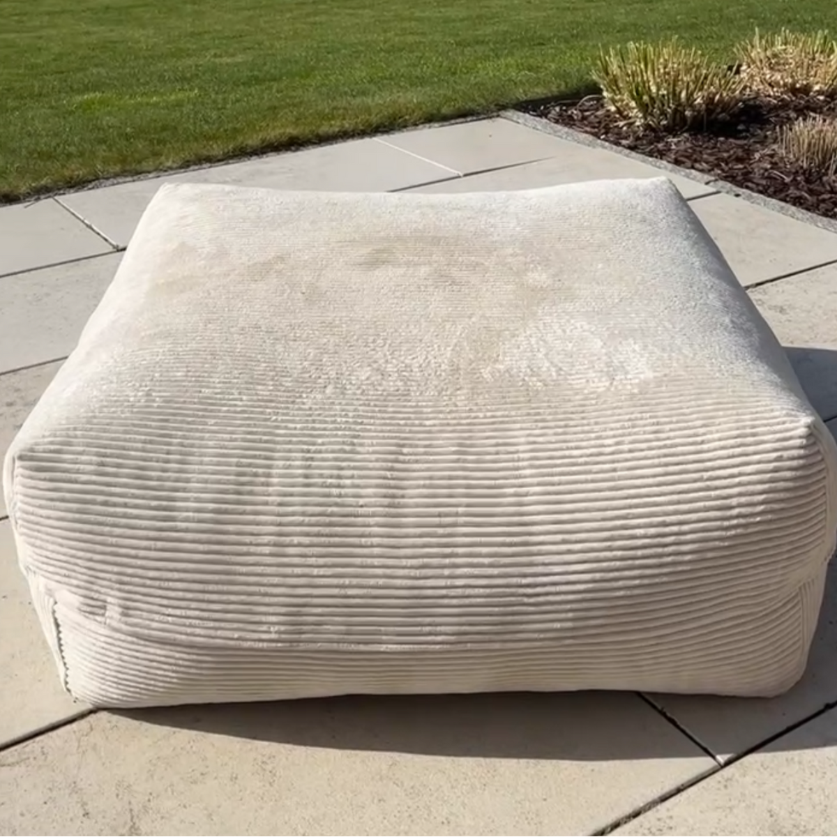 Poufet Pouf Hundebett Breitcord Creme/OffWhite – Seitenansicht zeigt die ca. 40 cm hohe Liegefläche, Poufet