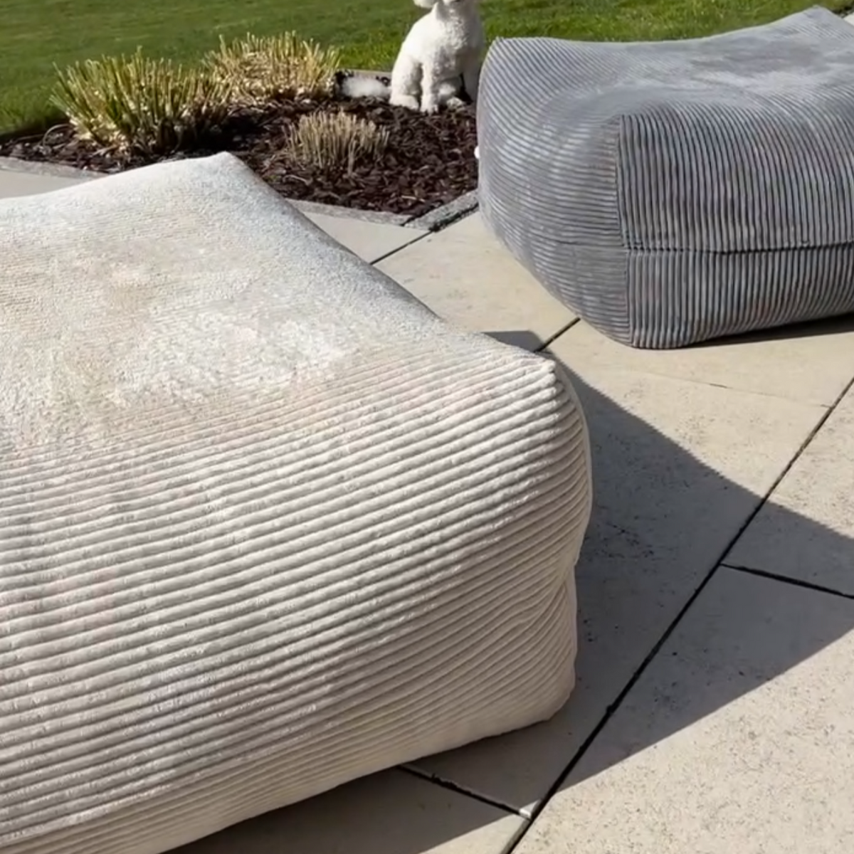 Poufet Pouf Breitcord Creme/OffWhite im Freien – zeigt die großzügige Liegefläche und die dezente Streifenoptik,Poufet