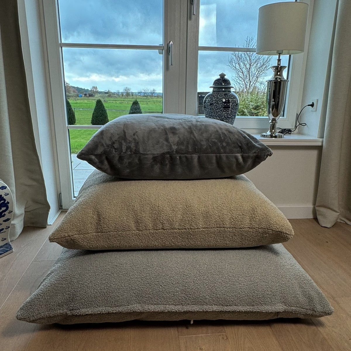 Poufet Relax Kissen mit Breitcord Bezug im Wohnzimmer – handgemacht in Deutschland

