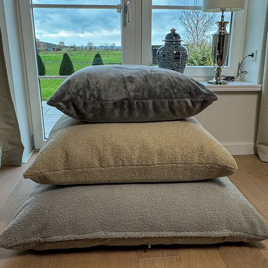 Poufet Relax Pad Breitcord im Wohnzimmer – günstigstes Hundebett von Poufet, handgemacht in Deutschland
