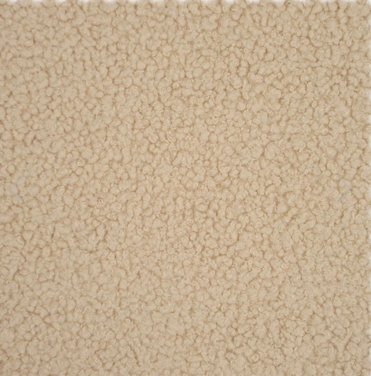 Nahaufnahme Bouclé-Stoff in Beige – lockig-gekräuselte Textur des Poufet Relax Pad
