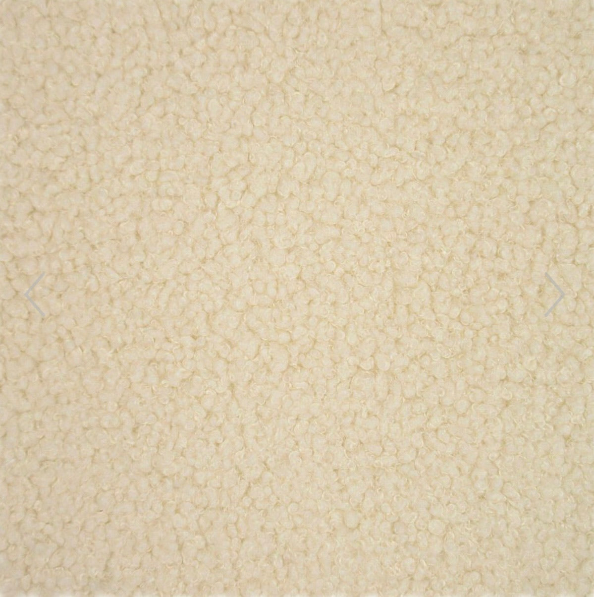Nahaufnahme Bouclé-Stoff in Creme – Poufet Relax Pad, waschbar bei 30 Grad
