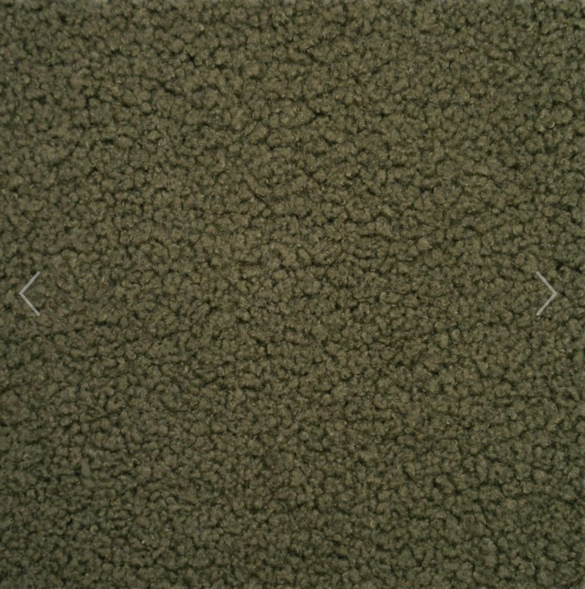 Nahaufnahme Bouclé-Stoff in Olive/Khaki – lockig-gekräuselte Textur des Poufet Relax Pad Bouclé
