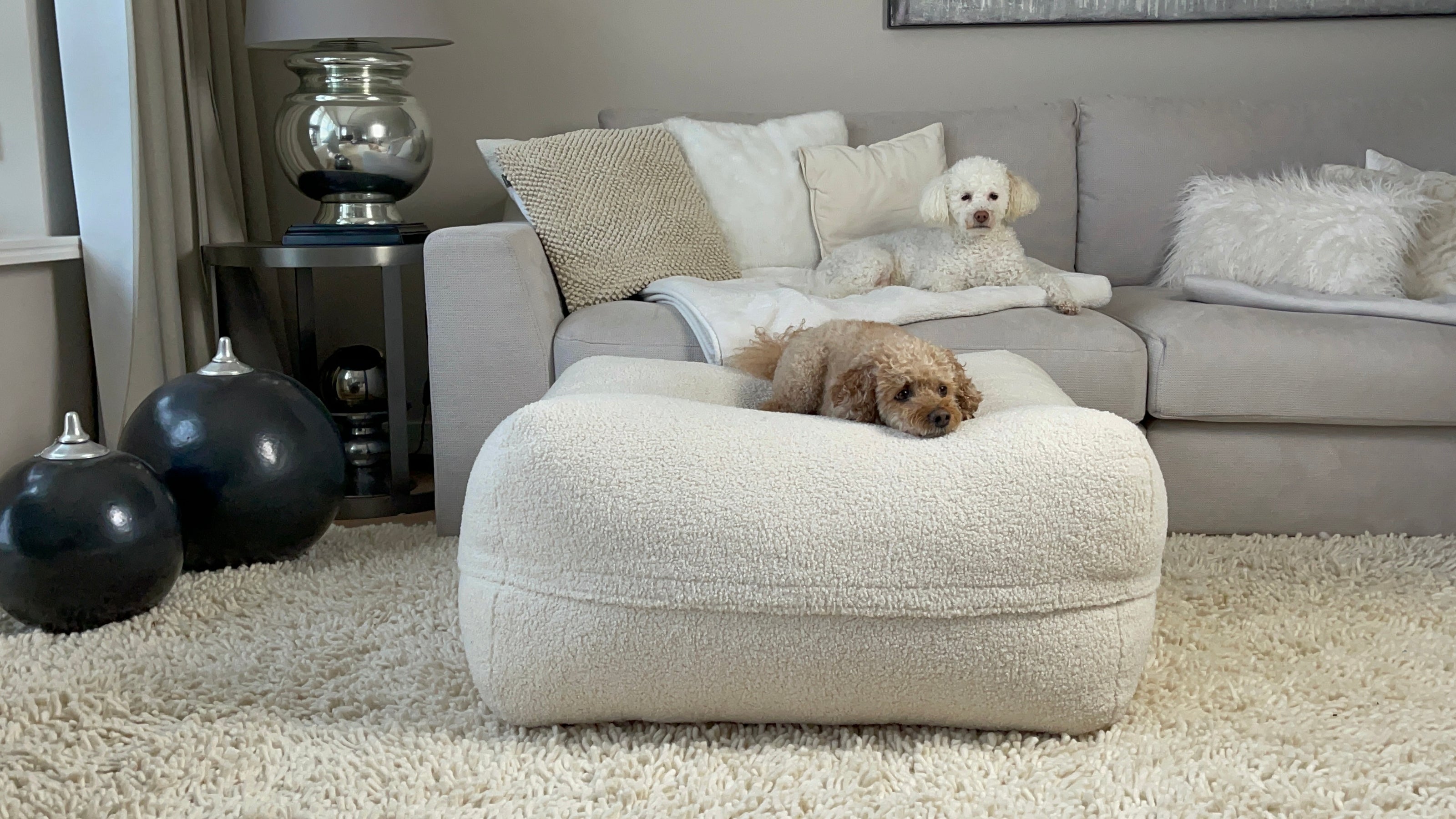 Dozzy Pouf Teddystoff Creme – handgemachtes orthopädisches Hundebett, weich & stilvoll, mit zwei Pudel-Hunden