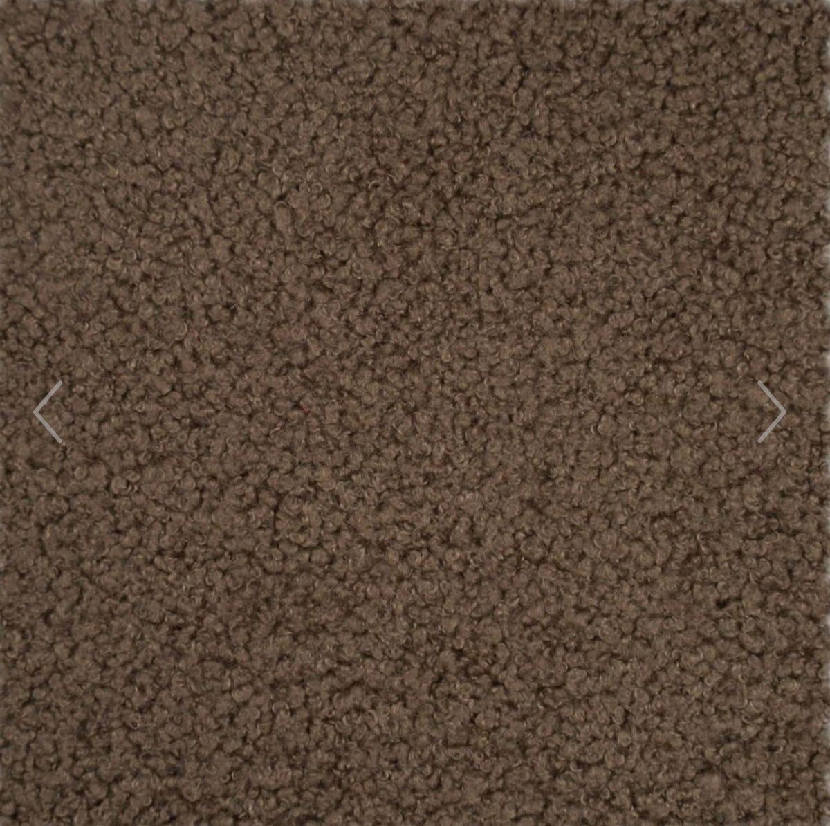 Detailaufnahme Bouclé-Stoff in Schokobraun –charakteristische Bouclé-Textur weich und langlebig, Poufet Manufaktur
