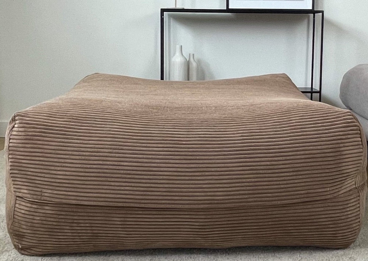 Dozzy Pouf Breitcord Cappuccino im Wohnzimmer – warmes Braun als stilvoller Einrichtungsgegenstand, DozzyDog