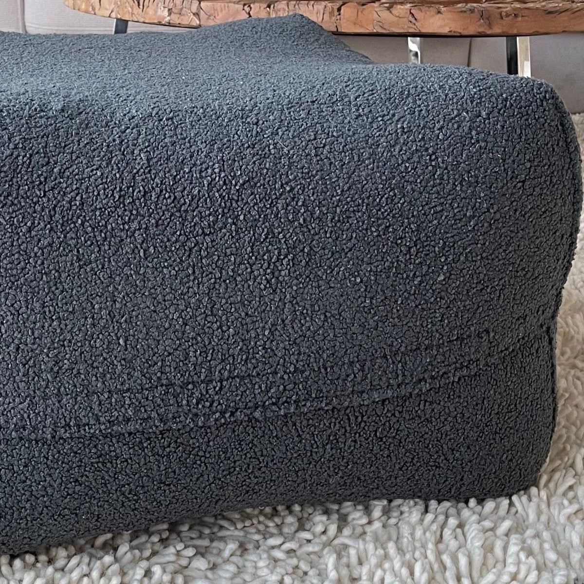 Poufet  Pouf Hundebett Seitenansicht – Premium Bouclé Anthrazit, ca. 40 cm hoch, Poufet  Manufaktur