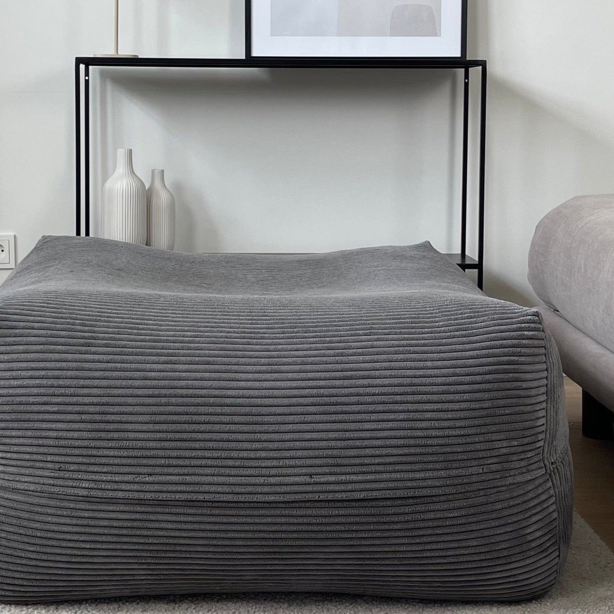 Dozzy Pouf Breitcord Dunkelgrau – Seitenansicht zeigt die ca. 40 cm hohe Liegefläche, DozzyDog Manufaktur
